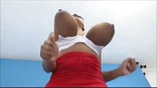 Zgodni tip trlja macu seksi milfice Persije pored bazena