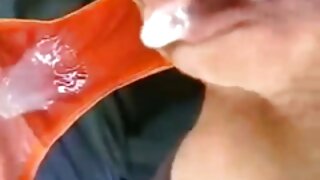 Seksom izgladnjela baka jeba mladu drolju straponom