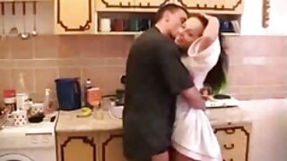 Očaravajuća djevojka jebe se u misionarskom položaju
