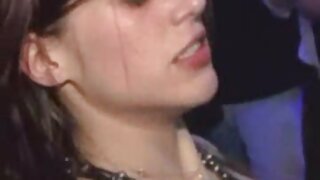 Svetla azijska nimfokinja Mika Nakagawa dozvoljava svom ljubavniku da joj pojede pičku
