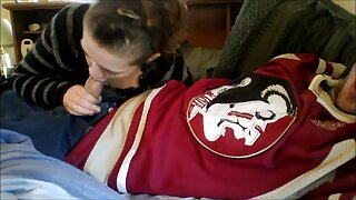 S kovrdžavom crvenokosom se postupa na grub BDSM način
