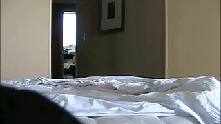 Prekrasna latino baba sa ukusnim sisama puše u gomilu napaljenih klinaca